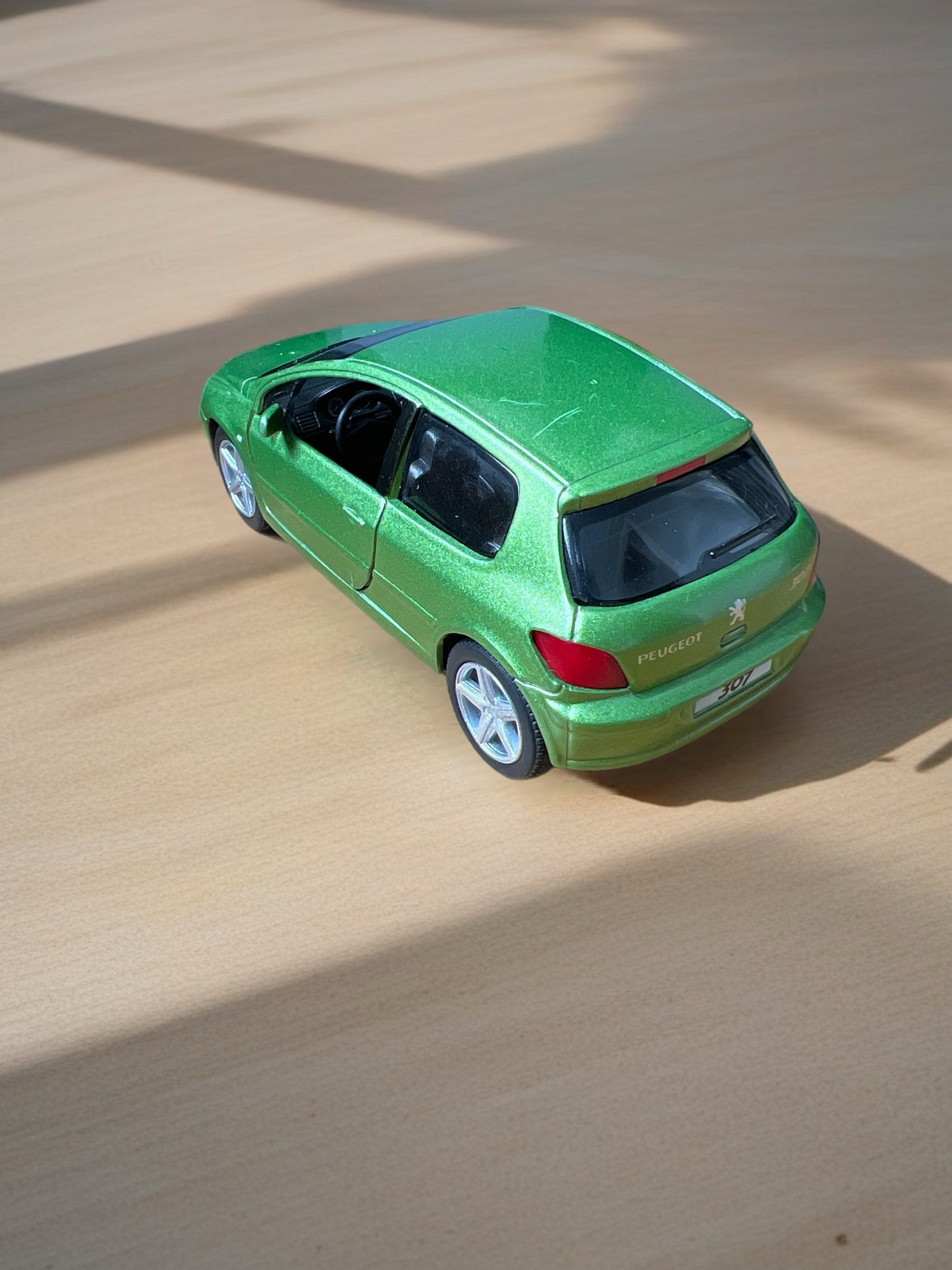 Green 2001 Peugeot 307 Die-Cast Pull-Back Car