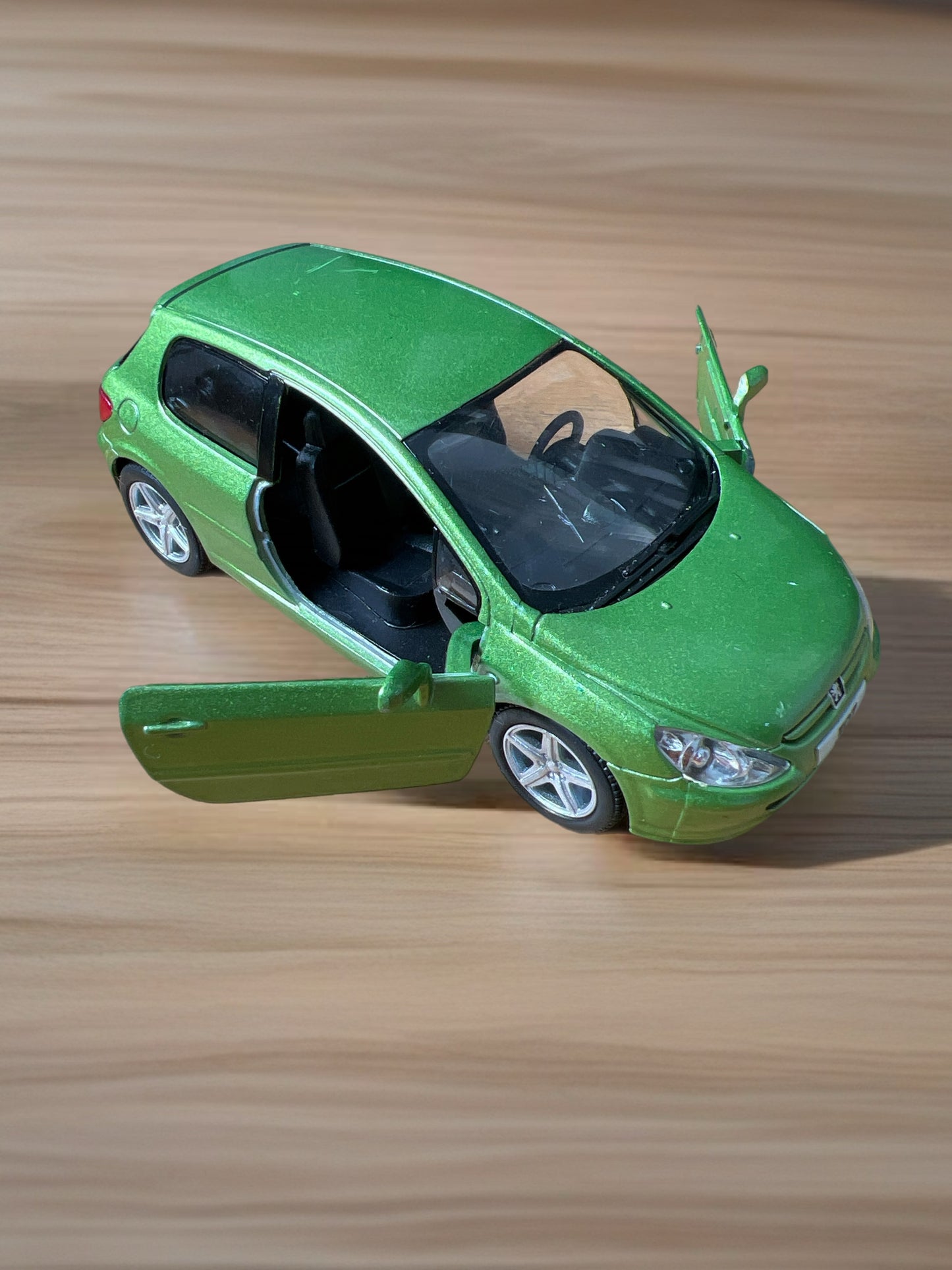 Green 2001 Peugeot 307 Die-Cast Pull-Back Car